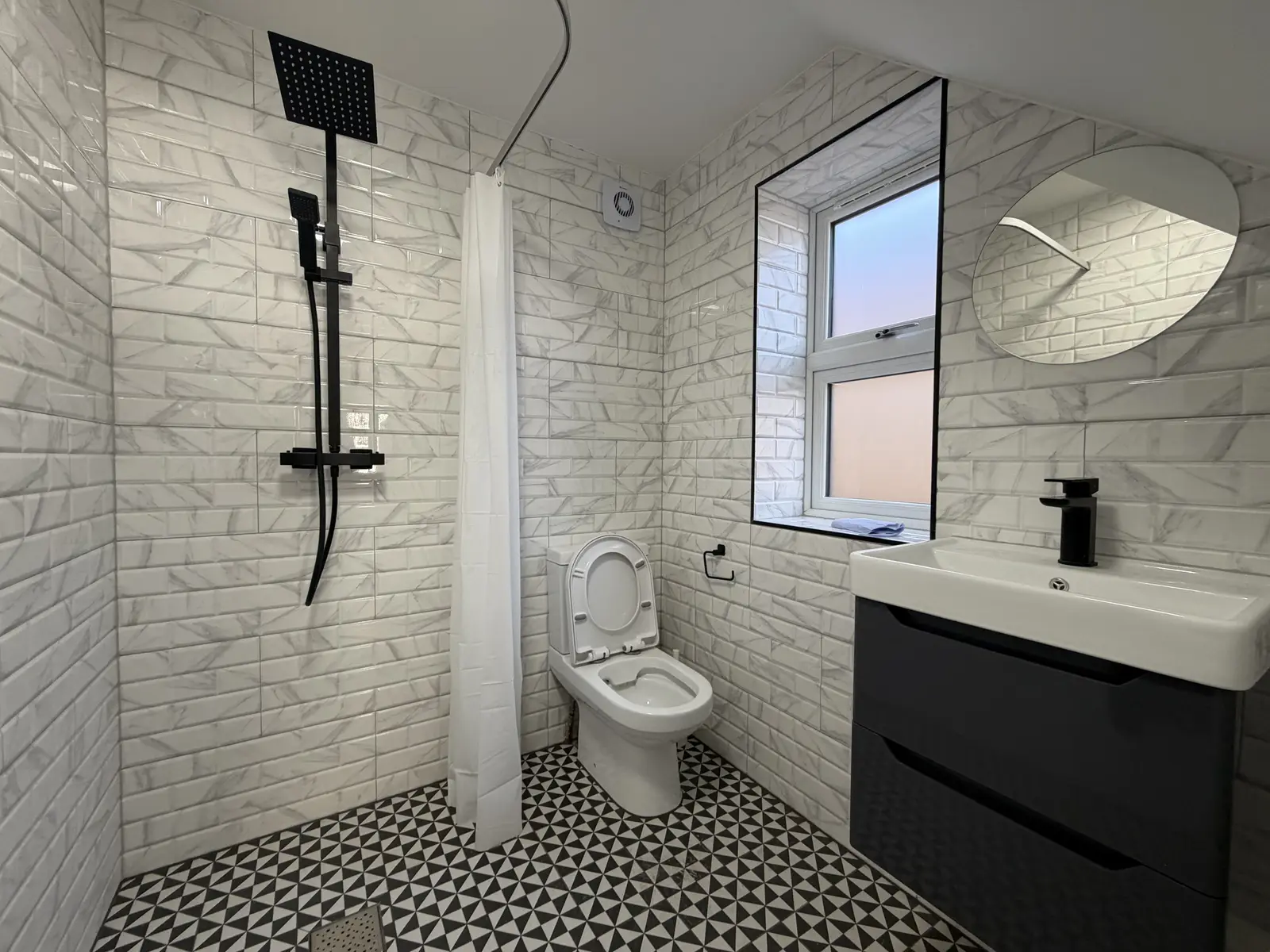 4-bed House, 1 Stokes Cottages, photo: GF Bathroom