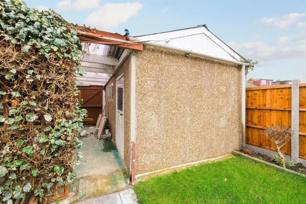 4-bed Terraced house, 54 Marmion Avenue, photo: Outside Shed